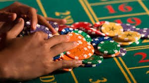 luckygm အွန်လိုင်း စလော့ ဂိမ်းများ Slot machine reel ပြတင်းပေါ် ပေါ်နေသောပုံ မြန်မာ ကစားသမားများ